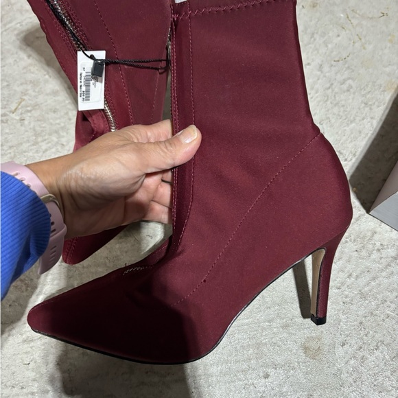 NWT boots with front zipper.  Size 7 - Picture 2 of 5